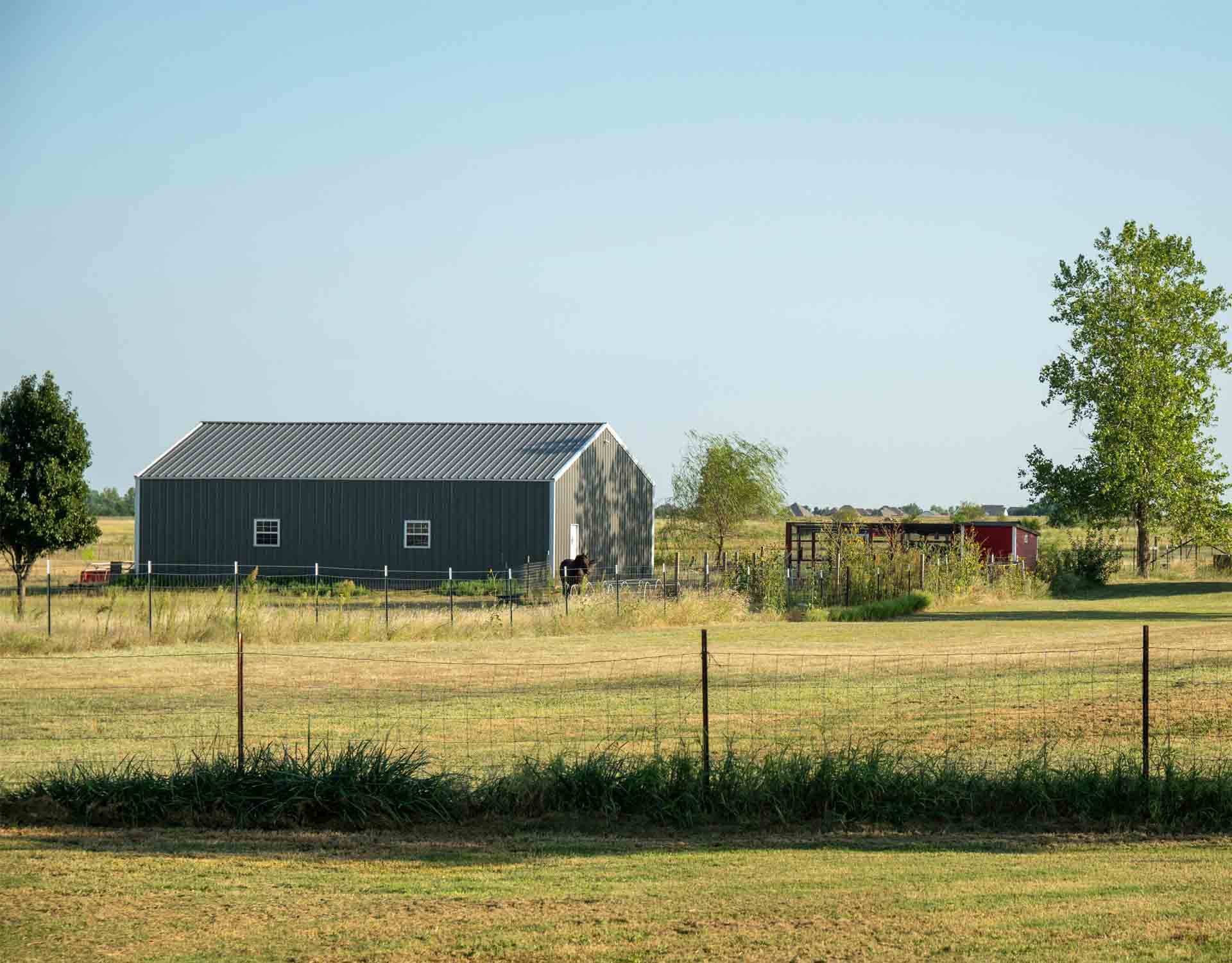 custom modern barndominium builder exterior